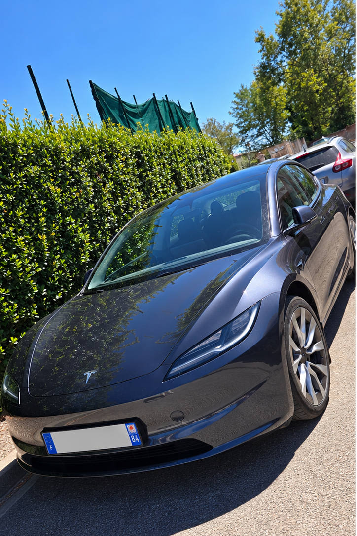 Tesla Model 3 gris foncé